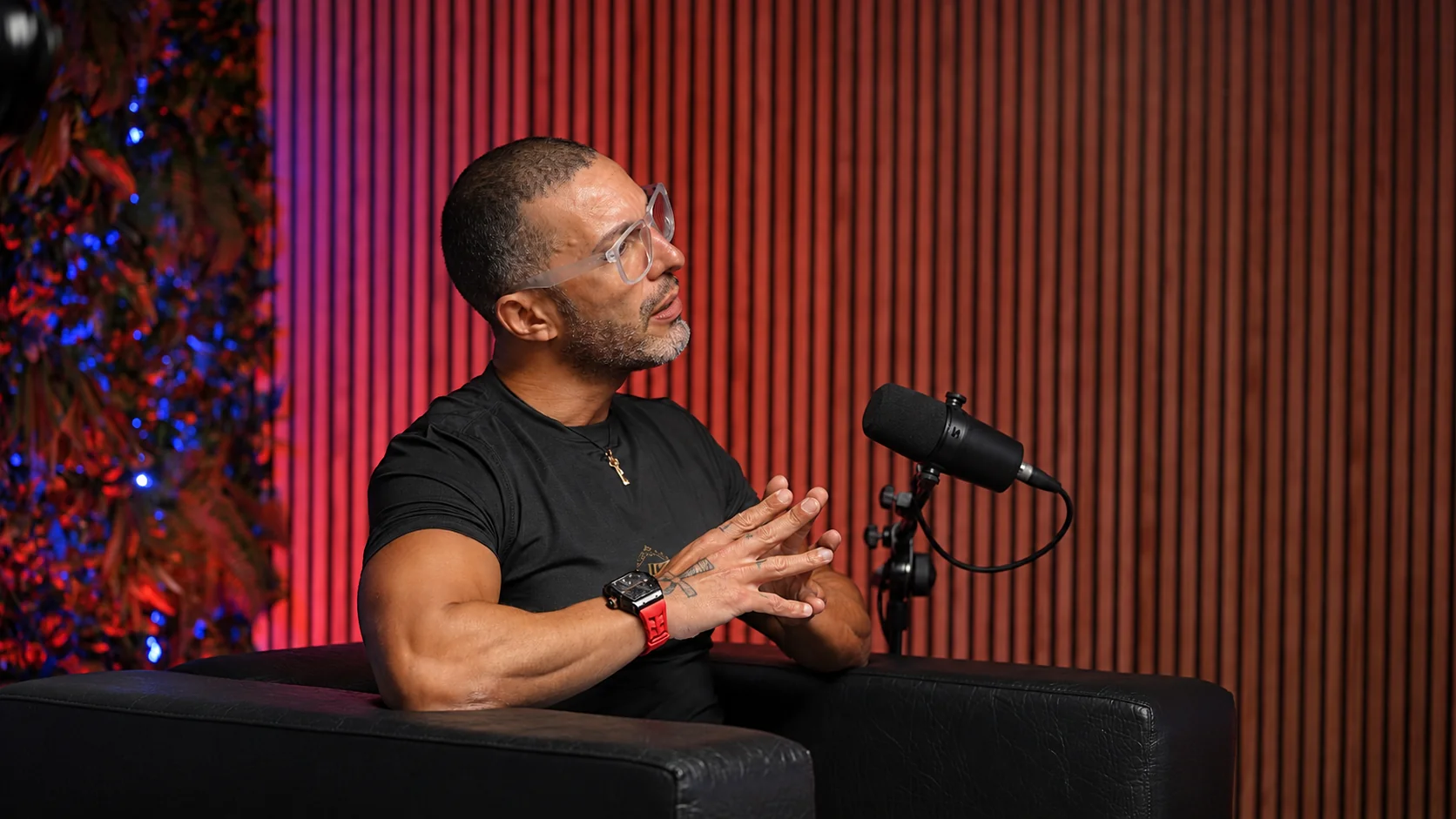 José Pérez conversando delante del micrófono en el estudio del podcast Mentes Inquebrantables